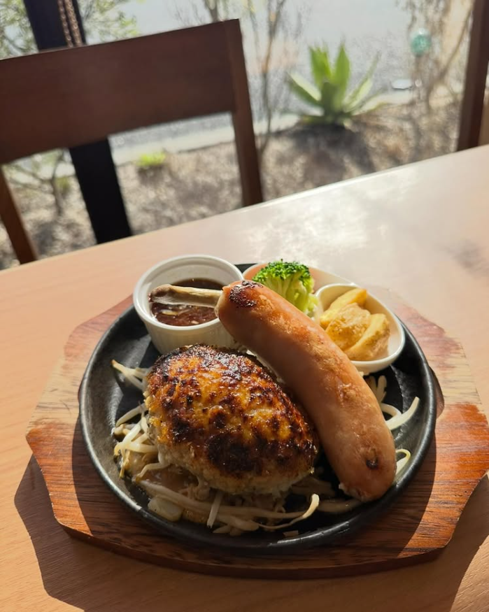 今週の週替わりランチ『ハンバーグと骨付きソーセージ』