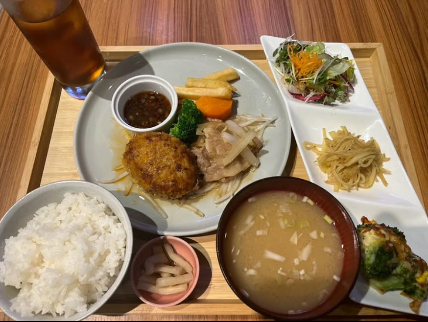 今週の1000円ランチはこちら！ハンバーグ＆豚の生姜炒め😋　※今週は火曜日のご提供です