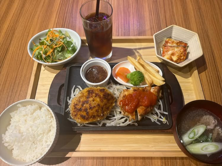 木曜日の夜は1000円定食!今週はハンバーグ&鶏モモ肉のグリルトマトソース添え定食です🍅