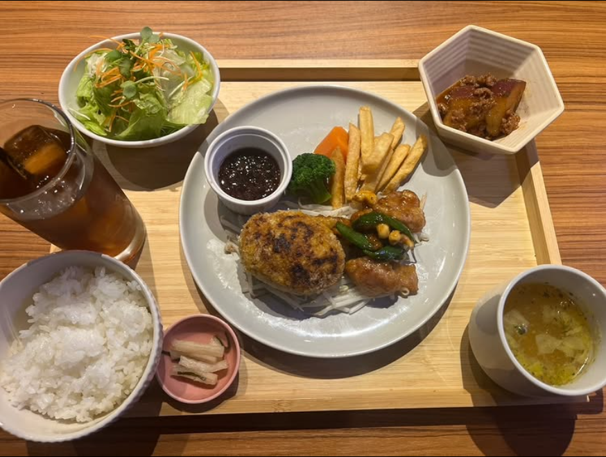 毎週月曜は1000円ランチの日!今週はハンバーグと鶏もも肉のカシューナッツ炒め定食です🍖