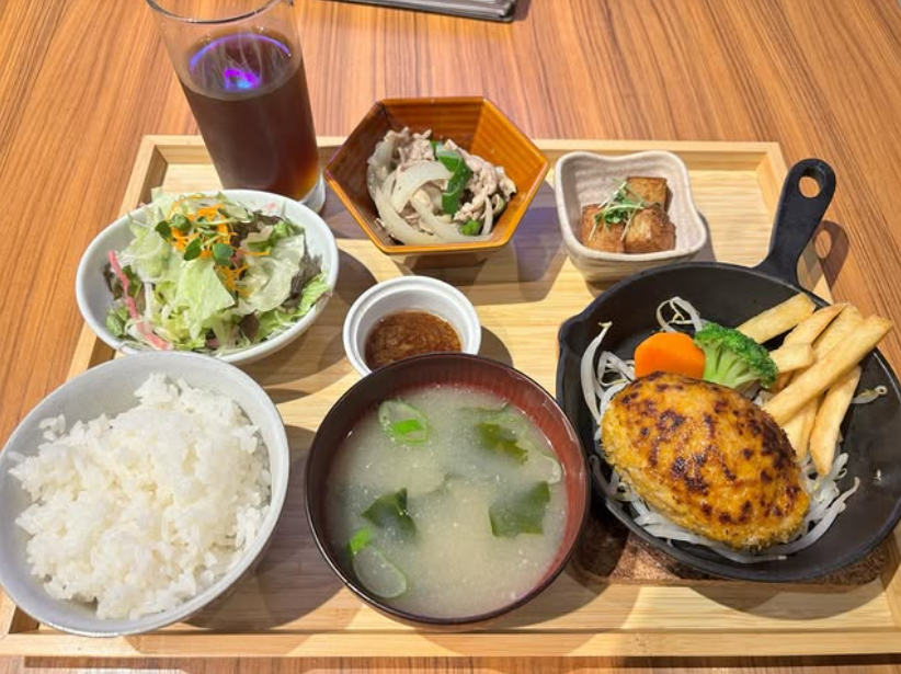 木曜日の夜は1000円定食！今週は「ハンバーグ＆豚肉のガーリック塩バター炒め定食」です🐷🍖