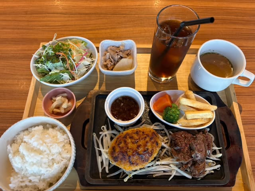 毎週月曜日は1000円ランチの日！今週は「ハンバーグ&サイコロステーキ」定食です🥩