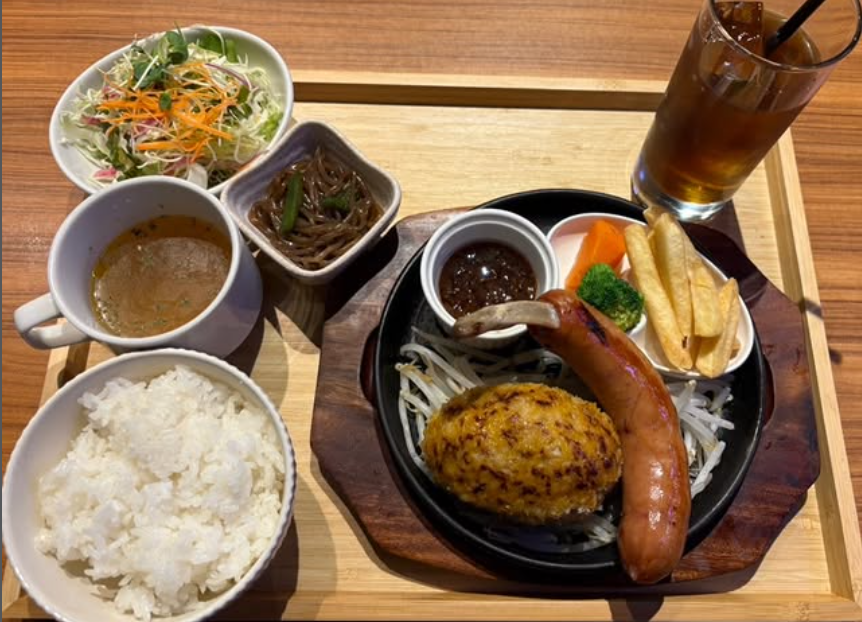 毎週木曜日の夜は1000円定食の日！今週は「ハンバーグと骨付きフランク」定食です