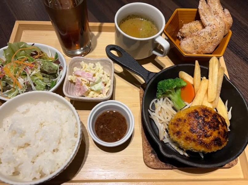 毎週月曜日は1000円ランチの日！今週は「ハンバーグ＆手羽先塩唐揚げセット」です😊