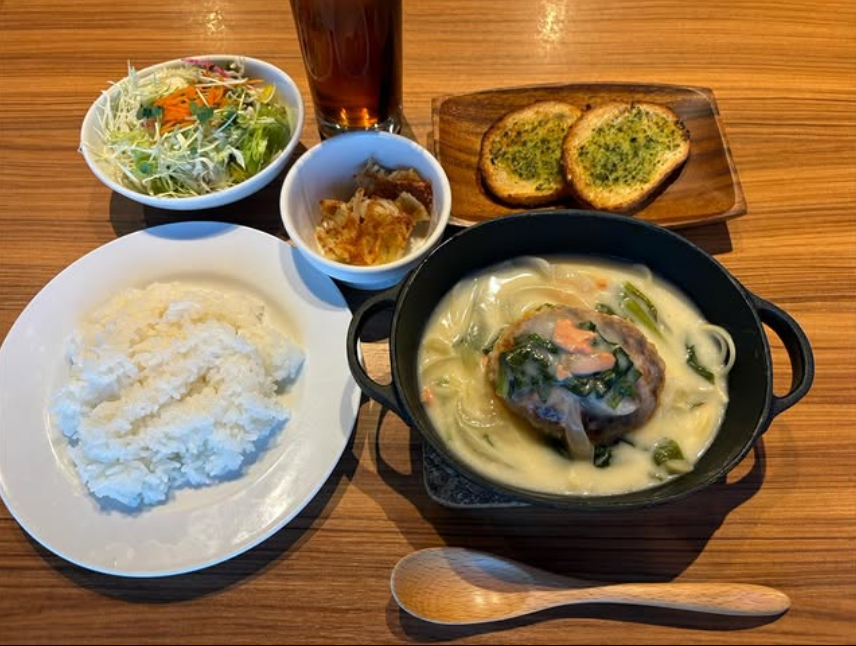 毎週木曜日の夜は1000円定食の日！今週は「サーモンと小松菜のクリームシチューハンバーグ」定食です🍽️