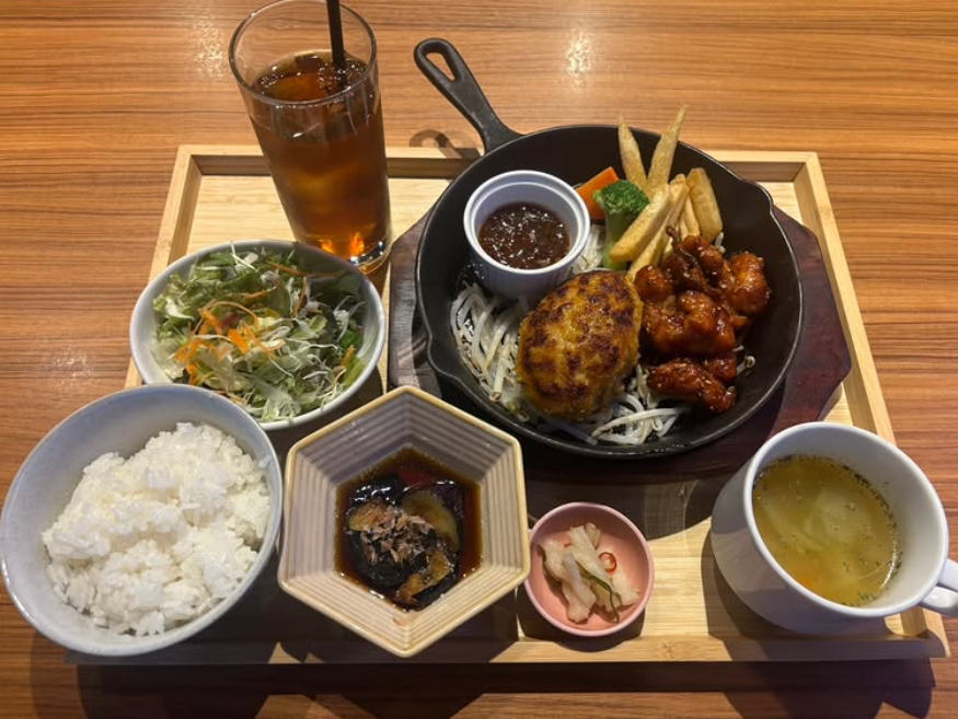 毎週月曜日は1000円ランチの日！今週は「ハンバーグ&ヤンニョムチキン」定食です🐔🍖