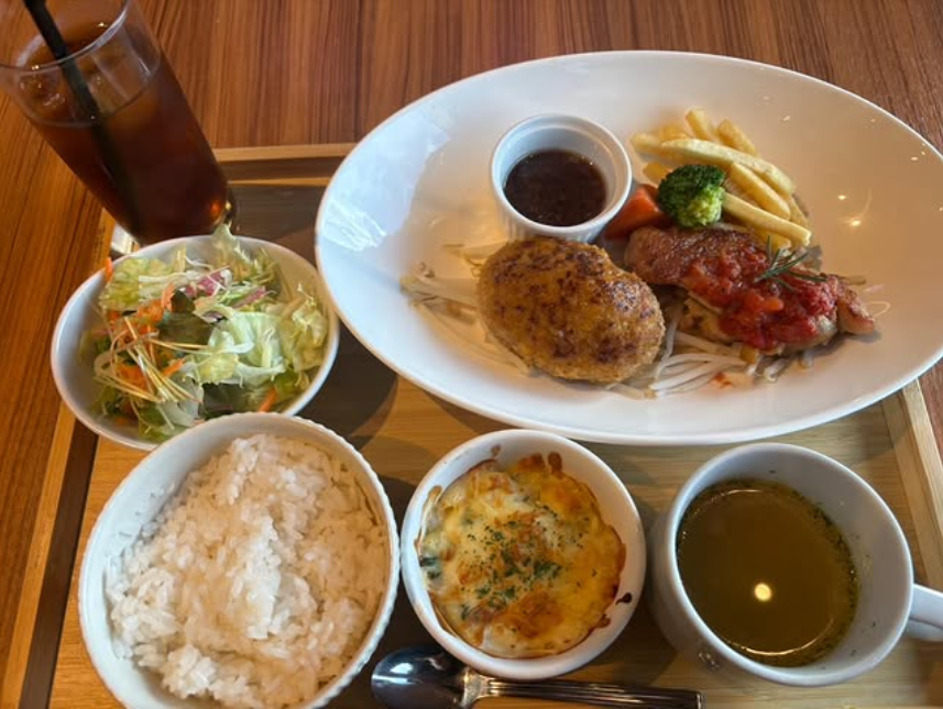 毎週月曜日は1000円ランチの日！今週のメインは「ハンバーグ＆鶏モモのグリル～トマトソース添え～」です🐔🍅