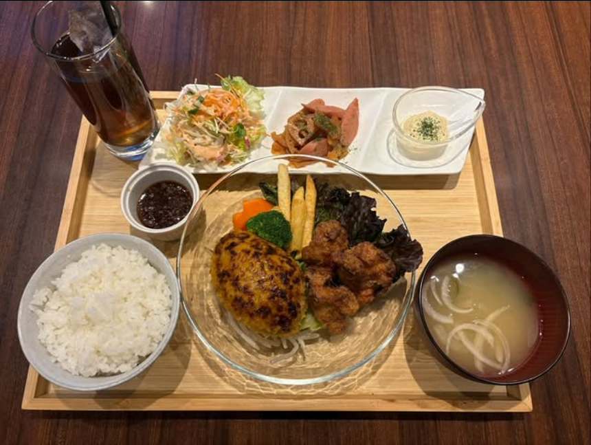 毎週木曜日は1000円定食の日！今週は「ハンバーグ＆チキン南蛮定食」です🥩
