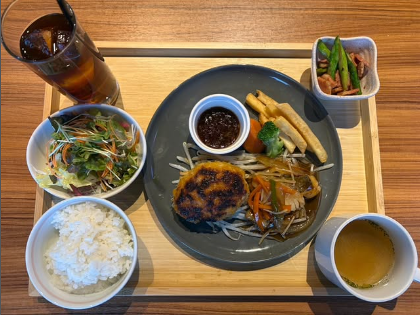 今週の1000円ランチは「ハンバーグ＆白身魚の野菜あんかけセット」です🐮