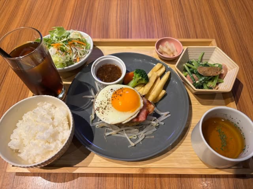毎週月曜日は1000円ランチの日！今週のメインは「ベーコンエッグハンバーグ」です🍳