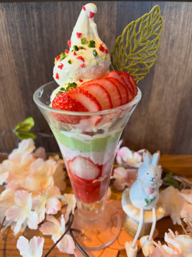 春を先取り🍓 いちごとピスタチオの贅沢パフェ登場✨
