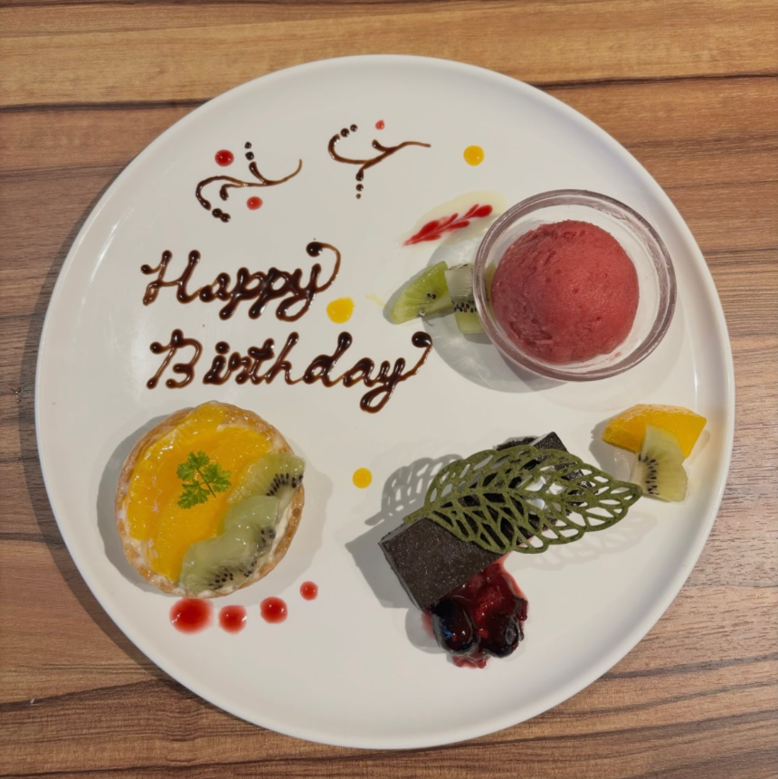 ご卒業のお祝いにぎゅう丸のデザートプレートはいかがですか♪